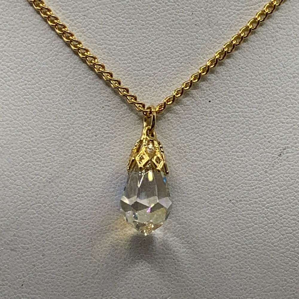 Elegant Gold and Crystal Pendant Necklace